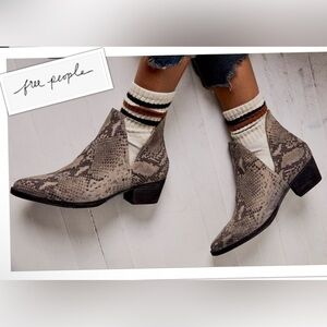 🐍NEW FREE PEOPLE Boho Western Double V Snakeskin Leather Ankle Boots size 7 NWOB